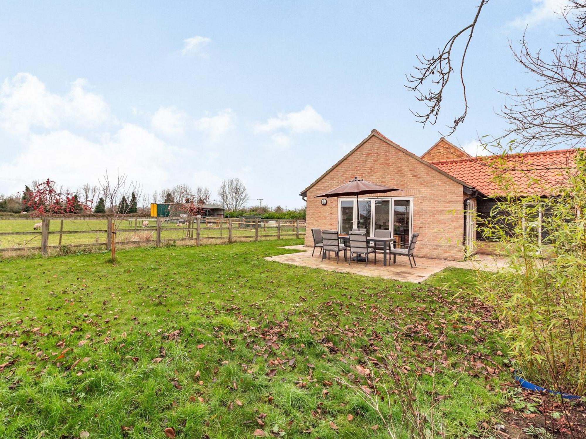 Barrow Barn Villa Wicken  Exterior photo